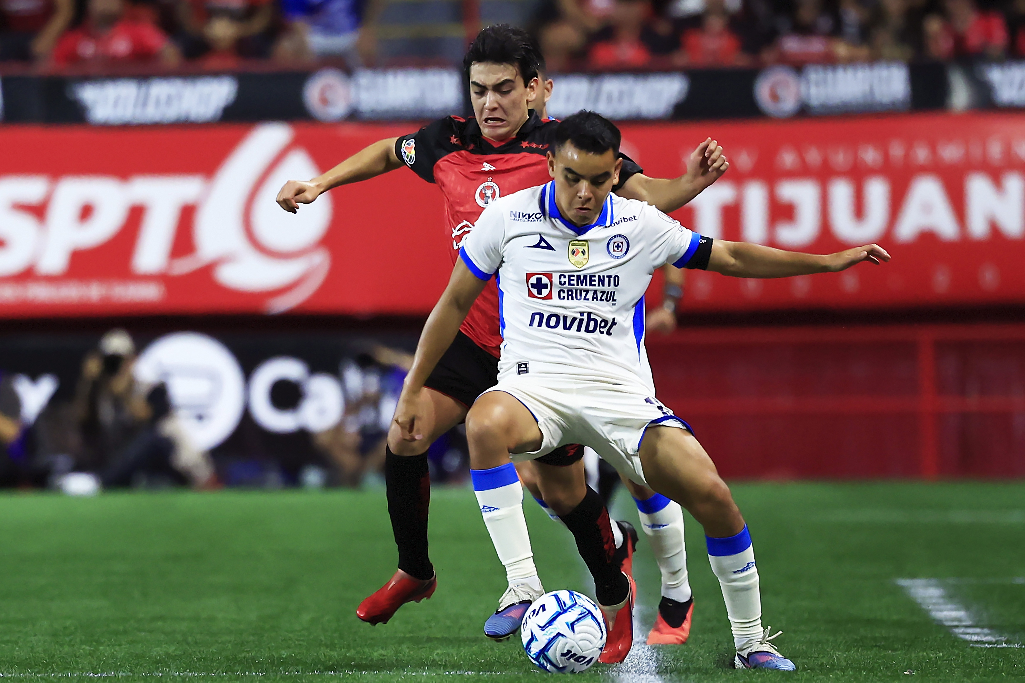 Gilberto Mora durante un partido de Liga MX con Tijuana